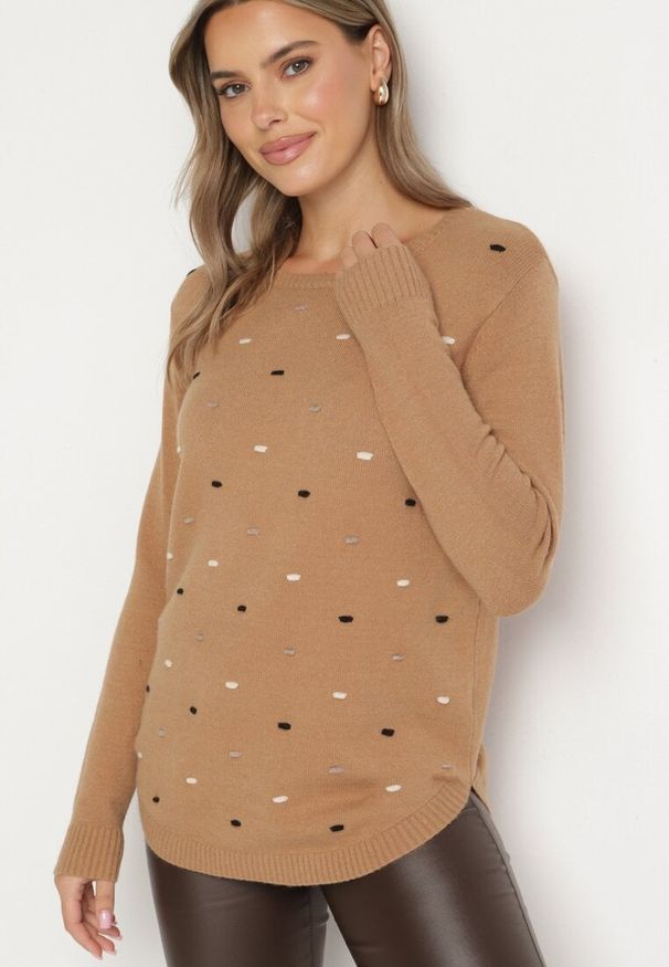 Born2be - Ciemnobeżowy Klasyczny Sweter z Ozdobnymi Haftami z Przodu Rerilaine. Okazja: do pracy. Kolor: beżowy. Materiał: jeans. Długość rękawa: długi rękaw. Długość: długie. Wzór: haft. Styl: klasyczny