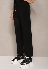 Renee - Czarne Spodnie Dresowe o Prostym Kroju z Gumką w Pasie i Kieszeniami Tiaris. Okazja: na co dzień. Stan: podwyższony. Kolor: czarny. Materiał: dresówka. Styl: casual, elegancki