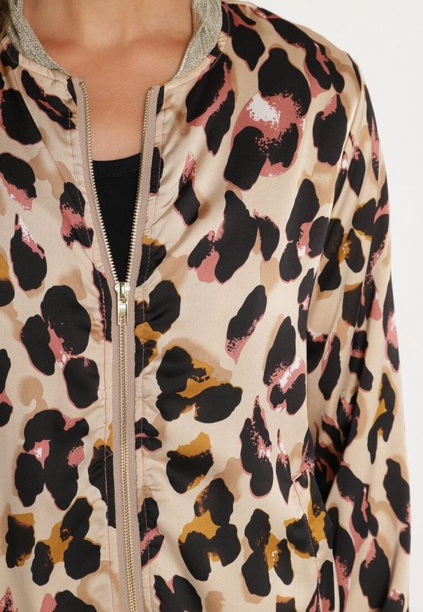 Born2be - Beżowo-Różowa Kurtka Bomberka w Panterkę ze Ściągaczami Irira. Okazja: na co dzień, na spacer. Kolor: beżowy. Materiał: jeans. Długość rękawa: długi rękaw. Długość: długie. Wzór: motyw zwierzęcy. Styl: casual, elegancki
