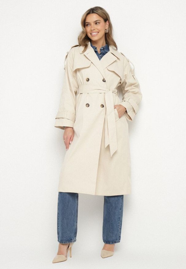 Born2be - Beżowy Dwurzędowy Płaszcz Trencz z Wiązanym Paskiem Rozcięciem i Klapą Terezi. Okazja: na co dzień. Kolor: beżowy. Materiał: jeans. Styl: elegancki, casual, klasyczny