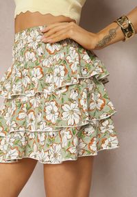 Renee - Zielona Mini Spódnica w Kwiaty z Falbankami Norfila. Okazja: na co dzień, na randkę. Kolor: zielony. Wzór: kwiaty. Styl: elegancki, casual #5