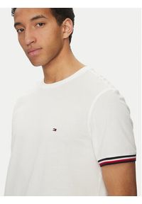 TOMMY HILFIGER - Tommy Hilfiger T-Shirt Global Stripe MW0MW38630 Biały Regular Fit. Kolor: biały. Materiał: bawełna #4