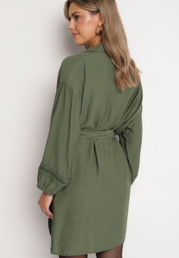Born2be - Zielona Wiskozowa Sukienka Kimono z Kieszeniami i Ozdobnymi Ażurowymi Wstawkami Salanora. Okazja: do domu. Typ kołnierza: dekolt w serek. Kolor: zielony. Materiał: wiskoza. Długość rękawa: długi rękaw. Wzór: ażurowy
