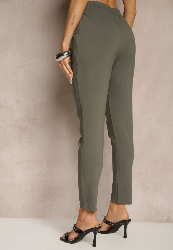 Renee - Ciemnozielone Spodnie z Wiskozą High Waist z Ozdobnymi Guzikami Redillia. Okazja: na spotkanie biznesowe, na co dzień. Stan: podwyższony. Kolor: zielony. Materiał: wiskoza. Styl: biznesowy, klasyczny, elegancki, casual