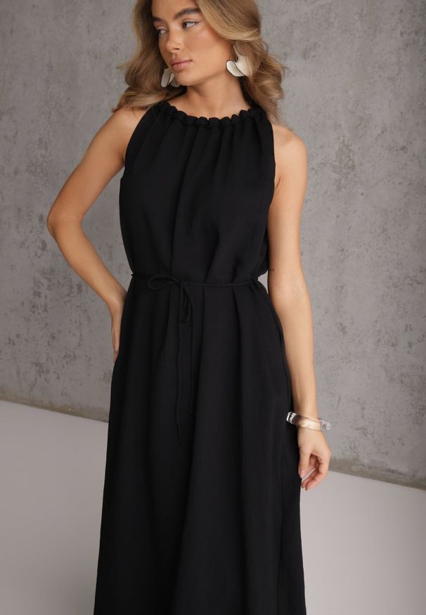 Renee - Czarna Sukienka Bez Rękawów z Wiskozy z Ozdobnym Dekoltem i Wiązaniem w Talii Azeira. Okazja: na co dzień. Kolekcja: plus size. Kolor: czarny. Materiał: wiskoza. Długość rękawa: bez rękawów. Typ sukienki: dla puszystych. Styl: casual