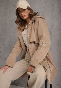 Renee - Brązowa Kurtka Przejściowa Typu Parka z Odpinanym Kapturem Ozdobiona Sznurkami Fallaiah. Okazja: na co dzień. Kolor: brązowy. Materiał: skóra. Wzór: aplikacja. Styl: casual #1