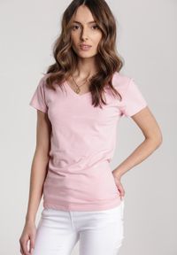 Renee - Jasnoróżowy T-shirt Mirasura. Kolor: różowy. Materiał: dzianina. Długość rękawa: krótki rękaw. Długość: krótkie. Wzór: gładki