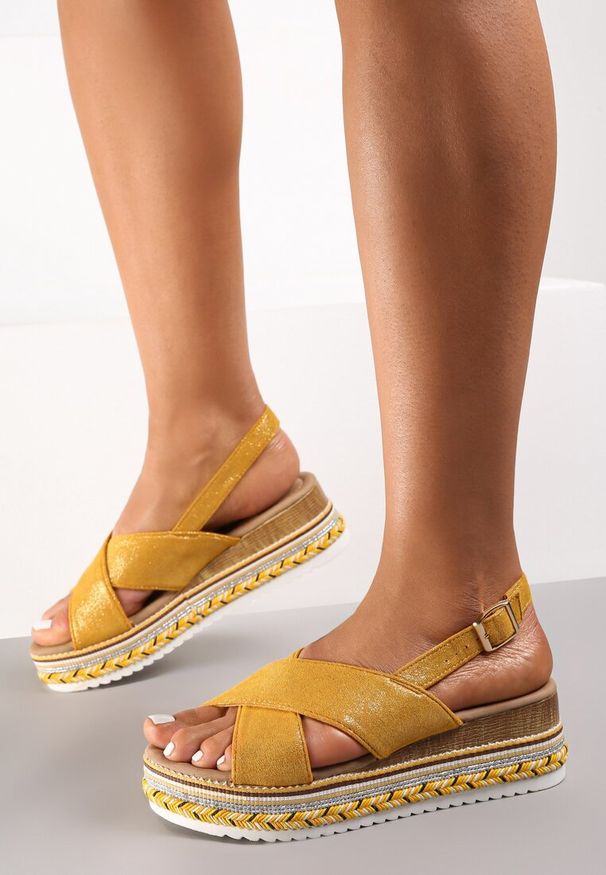Renee - Żółte Sandały Dibney. Nosek buta: okrągły. Zapięcie: pasek. Kolor: żółty. Materiał: materiał. Wzór: paski, kwiaty, aplikacja. Obcas: na koturnie. Styl: boho