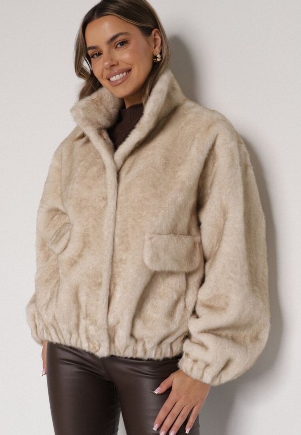 Born2be - Beżowa Kurtka Futerko o Kroju Bomberki z Kieszeniami Tiwedara. Okazja: na co dzień. Typ kołnierza: kołnierzyk stójkowy. Kolor: beżowy. Materiał: futro. Styl: elegancki, casual