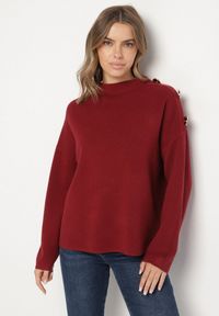 Born2be - Bordowy Sweter Ozdobiony Metalicznymi Guzikami Amentia. Typ kołnierza: golf. Kolor: czerwony. Materiał: jeans. Wzór: aplikacja. Styl: klasyczny #7