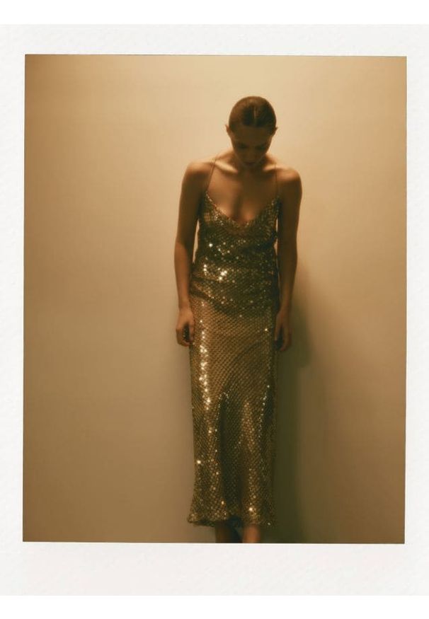 Reserved - Błyszcząca sukienka maxi - złoty. Kolor: złoty. Materiał: tkanina. Długość: maxi