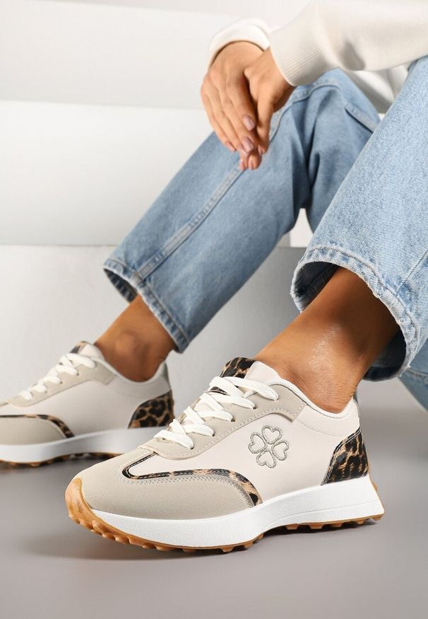 Born2be - Beżowe Sneakersy Zdobione Haftem i Panterkowymi Wstawkami Alinalla. Okazja: na co dzień, na spacer. Kolor: beżowy. Materiał: jeans. Szerokość cholewki: normalna. Wzór: aplikacja, haft. Obcas: na płaskiej podeszwie. Sport: turystyka piesza