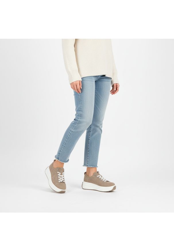 Sneakersy damskie Filippo, cholewka z naturalnej skóry zamszowej z klasycznym sznurowaniem i subtelnymi przeszyciami, masywna platforma o płynnej lin. Kolor: beżowy. Materiał: skóra, zamsz. Szerokość cholewki: normalna. Obcas: na platformie. Styl: klasyczny