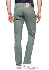 Wrangler - WRANGLER SPODNIE MĘSKIE LARSTON DUSTY OLIVE W18SGJ275. Wzór: moro. Sezon: lato. Styl: militarny, klasyczny