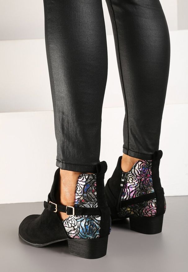 Renee - Czarne Botki Vices na Słupku Ozdobione Kwiatami Selianor. Okazja: na spacer. Kolor: czarny. Materiał: wełna. Wzór: aplikacja, kwiaty. Sezon: jesień. Obcas: na słupku. Styl: wizytowy, klasyczny, elegancki