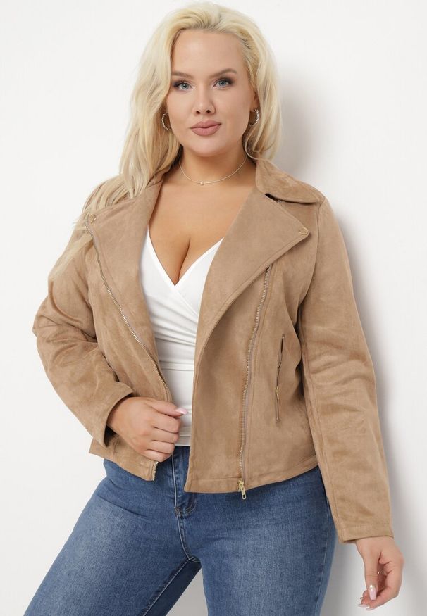Born2be - Ciemnobeżowa Kurtka Ramoneska z Imitacji Zamszu z Asymetrycznym Suwakiem Maisen. Kolekcja: plus size. Kolor: beżowy. Materiał: zamsz