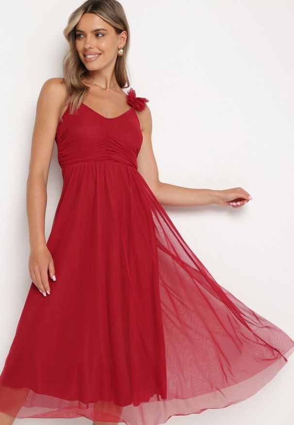 Born2be - Czerwona Sukienka na Ramiączkach z Gumką w Talii i Falbanką Watalia. Okazja: na imprezę. Kolor: czerwony. Materiał: materiał. Długość rękawa: na ramiączkach. Sezon: lato