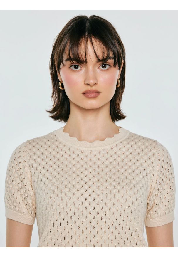 Big-Star - Sweter damski ażurowy z krótkim rękawem perłowy Diona 103. Okazja: na co dzień. Kolor: kremowy. Materiał: tkanina, dzianina, denim, bawełna. Długość rękawa: krótki rękaw. Długość: krótkie. Wzór: ażurowy. Styl: casual, klasyczny