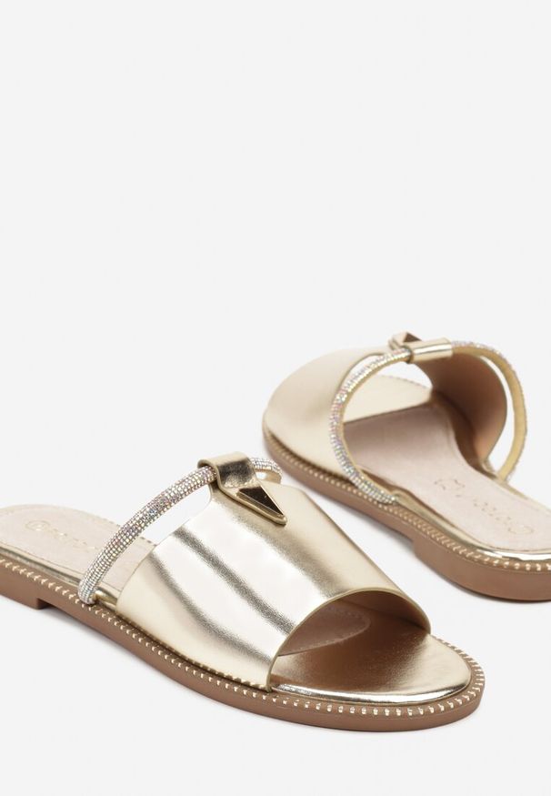 Renee - Złote Klapki z Wkładką ze Skóry Naturalnej i Cyrkoniową Aplikacją Idarielle. Okazja: na co dzień. Kolor: złoty. Materiał: skóra. Wzór: aplikacja. Sezon: lato. Styl: casual