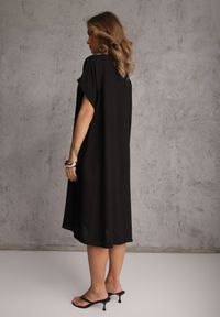 Renee - Czarna Sukienka o Pudełkowym Kroju z Lnem i Wiskozą Zdobiona Guzikiem Mezynore. Kolekcja: plus size. Kolor: czarny. Materiał: wiskoza, len. Wzór: aplikacja. Typ sukienki: dla puszystych. Styl: boho, wakacyjny #8