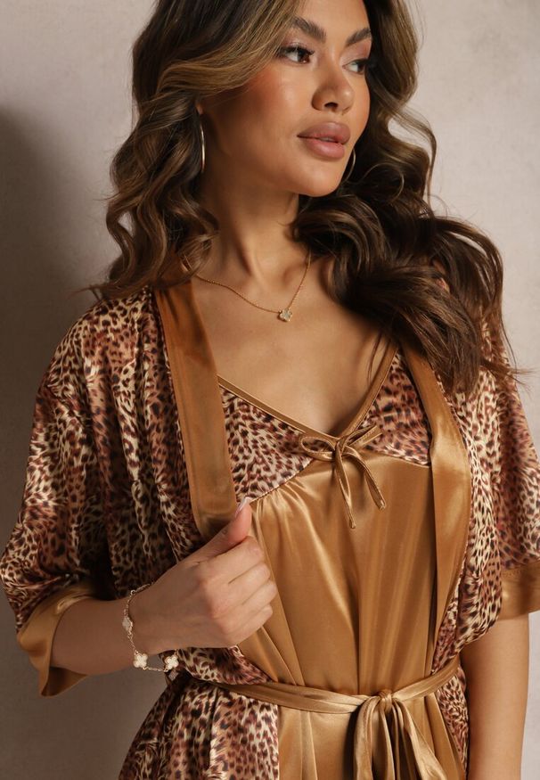 Renee - Brązowy Komplet Piżamowy ze Szlafrokiem i Elegancką Koszulą Nocną w Drobne Cętki Seraphim. Kolor: brązowy. Materiał: tkanina