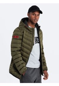 Ombre Clothing - Pikowana sportowa kurtka męska o satynowym wykończeniu – ciemnooliwkowa V13 - Rozmiar: L. Okazja: na co dzień. Typ kołnierza: kołnierzyk stójkowy. Kolor: oliwkowy. Materiał: satyna. Długość: długie. Wzór: aplikacja. Styl: sportowy