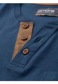 Ombre Clothing - T-shirt męski z dekoltem na guziki i zamszowym wykończeniem – ciemnoniebieski V2. Okazja: na co dzień. Kolor: niebieski. Materiał: zamsz. Wzór: gładki. Styl: klasyczny, casual