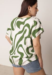 Born2be - Zielona Wiskozowa Bluzka Oversize z Krótkim Rękawem w Abstrakcyjny Wzór Ginedina. Okazja: do pracy, na co dzień, na spotkanie biznesowe. Kolor: zielony. Materiał: wiskoza. Długość rękawa: krótki rękaw. Długość: krótkie. Styl: elegancki, biznesowy, casual #7