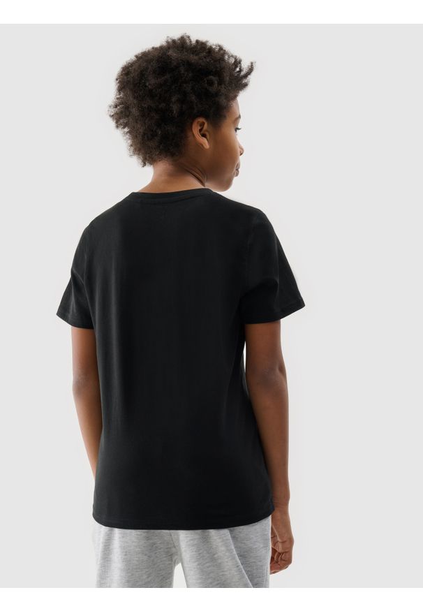 4f - 4F T-shirt z nadrukiem chłopięcy - czarny 122 (6-7 lat). Okazja: na co dzień. Kolor: czarny. Materiał: bawełna, jersey, dzianina. Długość rękawa: krótki rękaw. Długość: krótkie. Wzór: nadruk. Sezon: lato. Styl: sportowy, klasyczny, casual, street