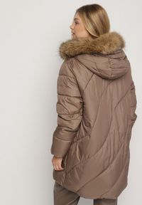 Born2be - Brązowa Kurtka z Asymetrycznym Pikowaniem i Kapturem z Futerkiem Ruvita. Okazja: na co dzień. Typ kołnierza: golf. Kolekcja: plus size. Kolor: brązowy. Materiał: futro. Styl: casual #4