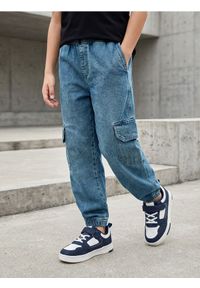 Sinsay - Jeansy jogger z efektem sprania - niebieski. Kolor: niebieski