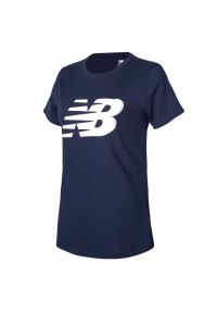Koszulka New Balance WT03816PGM - granatowa. Kolor: niebieski. Materiał: materiał, bawełna. Długość rękawa: krótki rękaw. Długość: krótkie