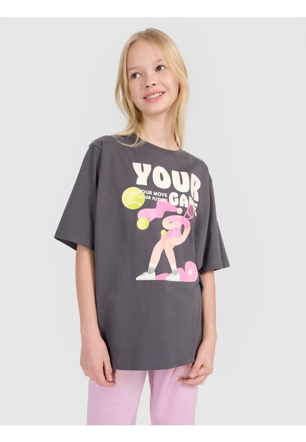 4f - 4F T-shirt oversize z nadrukiem dziewczęcy - szary 122 (6-7 lat). Okazja: na co dzień. Kolor: szary. Materiał: dzianina, jersey, bawełna. Długość rękawa: krótki rękaw. Długość: krótkie. Wzór: nadruk. Sezon: lato. Styl: casual, klasyczny, sportowy