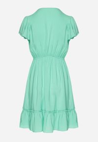 Born2be - Zielona Rozkloszowana Bawełniana Sukienka z Guzikami i Falbanami Natinema. Okazja: na co dzień. Typ kołnierza: dekolt w serek. Kolor: zielony. Materiał: bawełna. Sezon: lato. Styl: casual #3