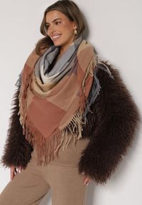 Born2be - Beżowy Szalik Bellaern. Kolor: beżowy. Materiał: bawełna, wiskoza, tkanina, futro. Styl: elegancki #1