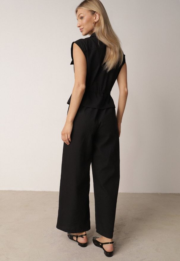 Born2be - Czarny Bawełniano-Wiskozowy Kombinezon Koszulowy Bez Rękawów z Baskinką Marmaya. Okazja: na co dzień. Kolor: czarny. Materiał: wiskoza, bawełna. Długość rękawa: bez rękawów. Styl: casual, klasyczny, elegancki