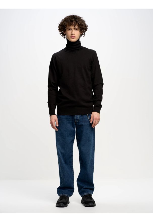 Big-Star - Sweter męski z golfem czarny Charis 906. Okazja: na co dzień. Typ kołnierza: golf. Kolor: czarny. Materiał: jeans, skóra, żakard, materiał, bawełna, dzianina. Wzór: aplikacja, kolorowy. Styl: klasyczny, casual, elegancki