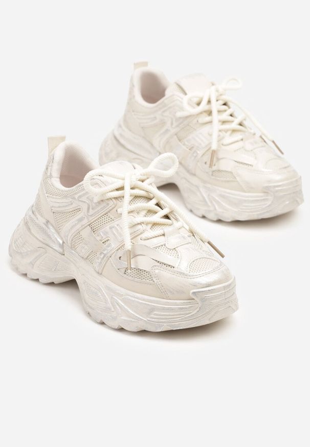 Born2be - Beżowe Sneakersy na Grubej Podeszwie Ozdobione Tłoczeniem Viarllis. Okazja: na co dzień. Zapięcie: sznurówki. Kolor: beżowy. Materiał: dresówka. Wzór: aplikacja