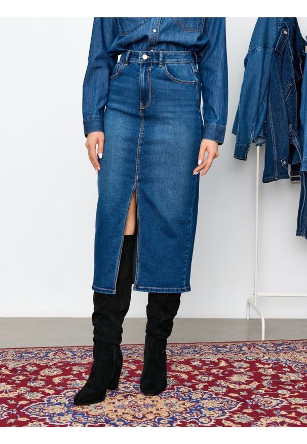 Sinsay - Jeansowa spódnica midi z rozcięciem - granatowy. Kolor: niebieski. Materiał: jeans