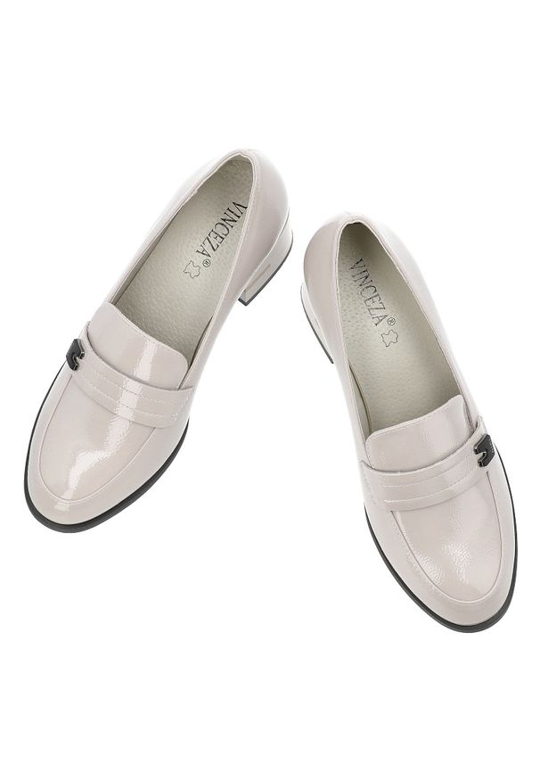 Szare Półbuty Vinceza Eleganckie Obuwie Damskie Na Obcasie. Okazja: na co dzień. Zapięcie: pasek. Kolor: szary. Materiał: materiał, lakier. Obcas: na obcasie. Styl: elegancki. Wysokość obcasa: średni