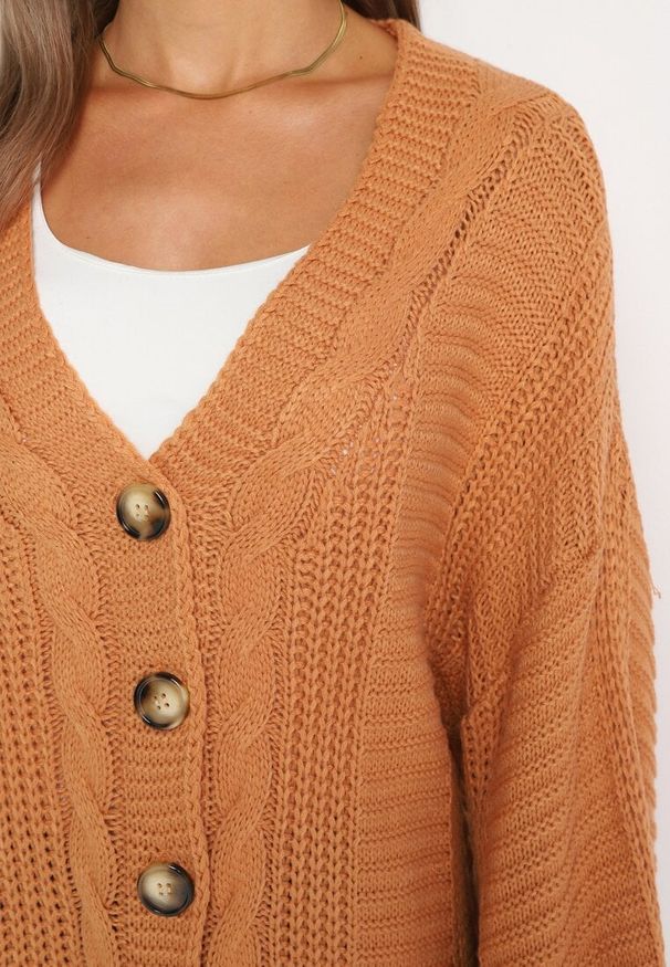 Born2be - Ciemnobeżowy Kardigan na Guziki z Wiskozą i Ozdobnym Splotem Fizira. Kolor: beżowy. Materiał: wiskoza. Wzór: ze splotem