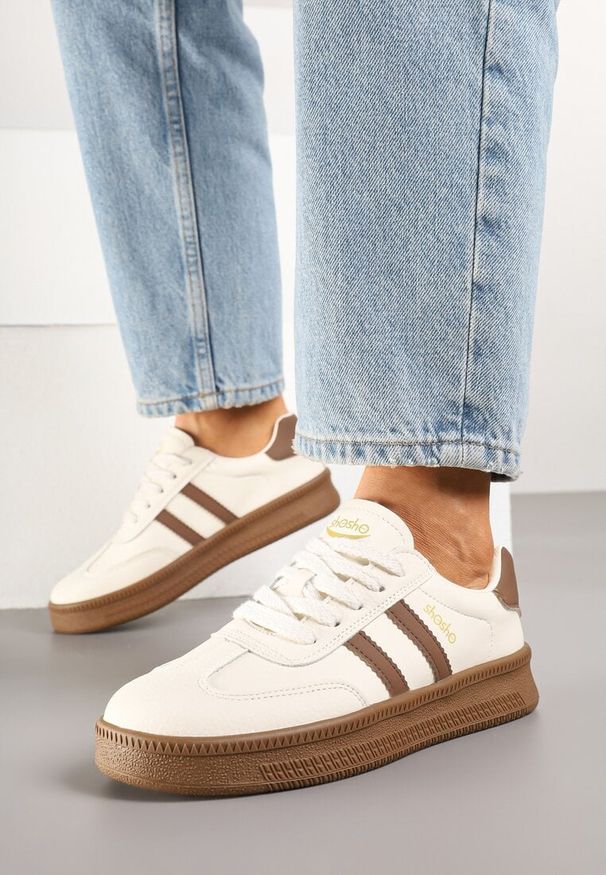 Born2be - Beżowo-Brązowe Sneakersy w Stylu Tenisówek z Paskami na Boku Saliena. Okazja: na co dzień. Zapięcie: pasek. Kolor: beżowy. Materiał: skóra, jeans