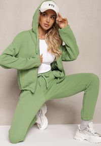 Renee - Zielony Komplet Dresowy z Domieszką Bawełny Pikowana Bluza z Kapturem i Joggery Evathira. Kolor: zielony. Materiał: bawełna, dresówka. Sport: turystyka piesza #4