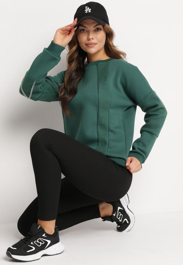 Born2be - Zielona Bluza z Ozdobnym Łańcuszkiem Letonia. Typ kołnierza: bez kaptura. Kolor: zielony. Materiał: bawełna, tkanina. Wzór: aplikacja