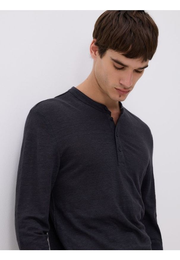 Reserved - Lniany longsleeve henley - granatowy. Typ kołnierza: typu henley. Kolor: niebieski. Materiał: len. Długość rękawa: długi rękaw