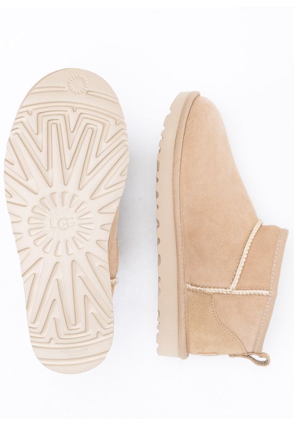 Ugg - UGG W CLASSIC ULTRA MINI Buty zimowe damskie beżowe. Kolor: beżowy. Materiał: lyocell, skóra, zamsz, wełna. Szerokość cholewki: normalna. Wzór: aplikacja. Sezon: zima