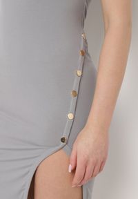 Born2be - Szara Dopasowana Sukienka Bez Rękawów z Elastycznej Bawełny z Ozdobnymi Nitami Zimelia. Kolor: szary. Materiał: bawełna. Długość rękawa: bez rękawów. Typ sukienki: dopasowane #7