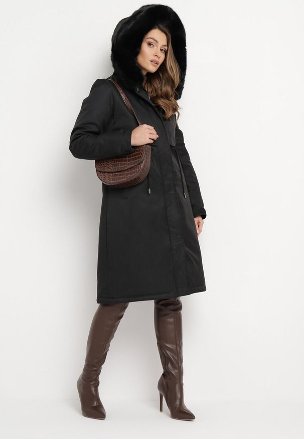 Born2be - Czarna Kurtka za Kolano ze Ściągaczem i Kapturem z Futerkiem Adoresa. Kolor: czarny. Materiał: futro