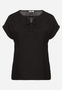 Born2be - Czarna Bluzka z Wiskozą Wiązana przy Dekolcie Dovarelle. Okazja: na co dzień. Kolekcja: plus size. Kolor: czarny. Materiał: wiskoza. Długość rękawa: krótki rękaw. Długość: krótkie. Styl: casual, elegancki #6