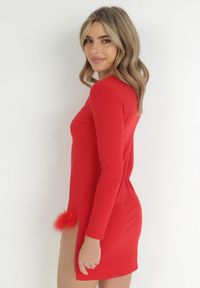 Born2be - Czerwona Dopasowana Sukienka Mini z Piórkami na Dole Pertitlaa. Kolor: czerwony. Wzór: aplikacja. Typ sukienki: asymetryczne. Długość: mini #4